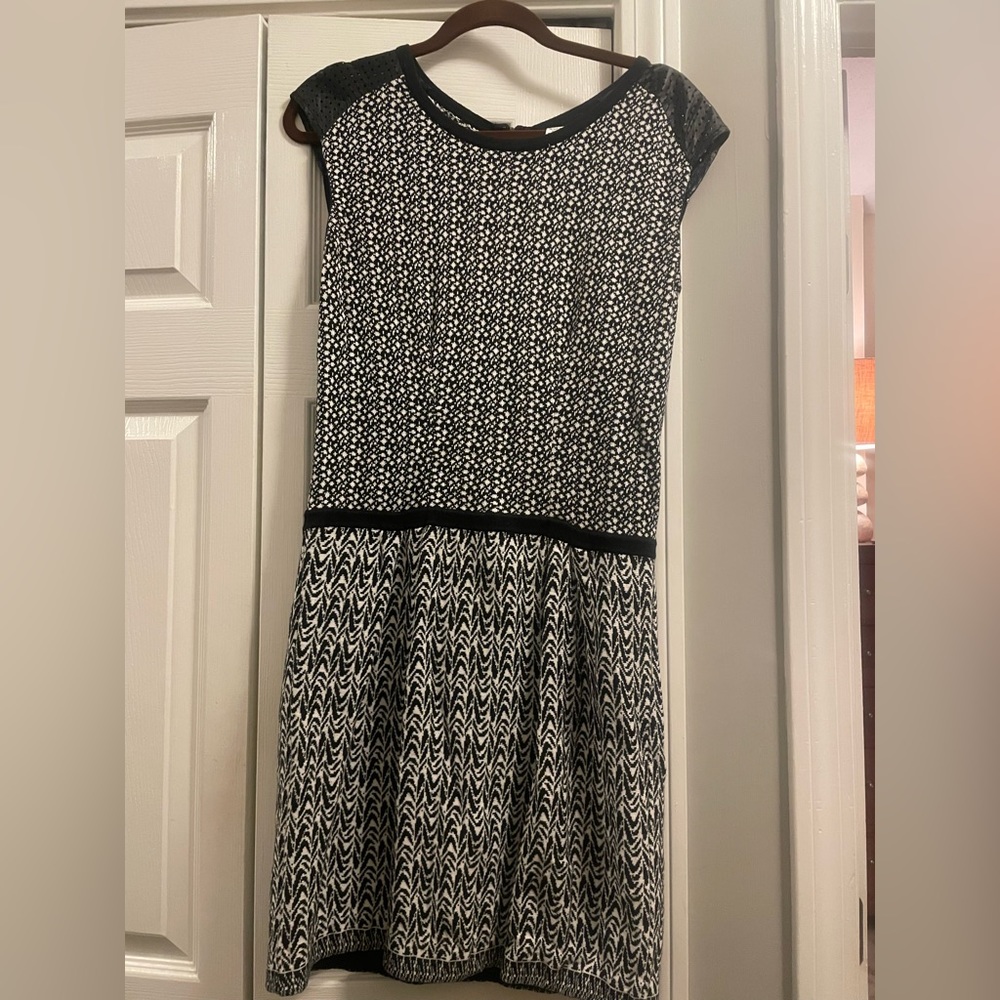 Great kneelength knit black and white printed dress.